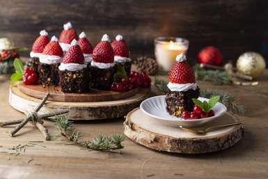 Brownie vegano de Papá Noel con nata de coco