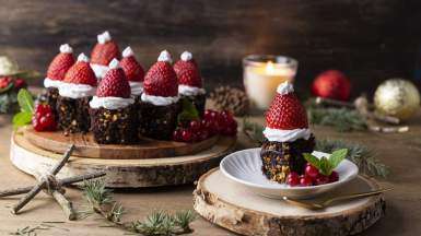 Brownie vegano de Papá Noel con nata de coco